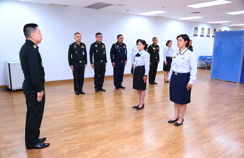 สพร.กห. จัดพิธีประดับยศ ให้แก่ข้าราชการที่ได้รับการเลื่อนยศสูงขึ้น จำนวน 2 นาย ได้แก่ น.ส.กุลนิภา เสนาวงค์ ตำแหน่งเสมียนแผนกเทคโนโลยีสารสนเทศ กสพร.สพร.กห. เป็น จ.ต.หญิง และ น.ส.ขวัญนรี สุทธิวาที เสมียนแผนกประเมินผลการพัฒนาระบบราชการ กนผ.สพร.กห. เป็น จ.ต.หญิง