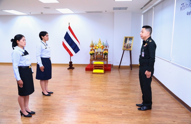 สพร.กห. จัดพิธีประดับยศ ให้แก่ข้าราชการที่ได้รับการเลื่อนยศสูงขึ้น จำนวน 2 นาย ได้แก่ น.ส.กุลนิภา เสนาวงค์ ตำแหน่งเสมียนแผนกเทคโนโลยีสารสนเทศ กสพร.สพร.กห. เป็น จ.ต.หญิง และ น.ส.ขวัญนรี สุทธิวาที เสมียนแผนกประเมินผลการพัฒนาระบบราชการ กนผ.สพร.กห. เป็น จ.ต.หญิง