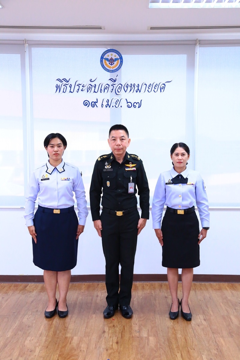 สพร.กห. จัดพิธีประดับยศ ให้แก่ข้าราชการที่ได้รับการเลื่อนยศสูงขึ้น จำนวน 2 นาย ได้แก่ น.ส.กุลนิภา เสนาวงค์ ตำแหน่งเสมียนแผนกเทคโนโลยีสารสนเทศ กสพร.สพร.กห. เป็น จ.ต.หญิง และ น.ส.ขวัญนรี สุทธิวาที เสมียนแผนกประเมินผลการพัฒนาระบบราชการ กนผ.สพร.กห. เป็น จ.ต.หญิง