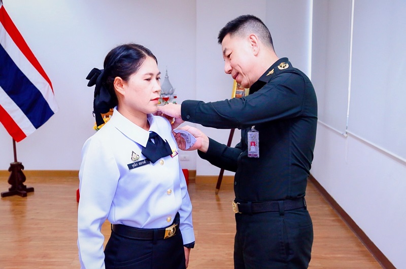 สพร.กห. จัดพิธีประดับยศ ให้แก่ข้าราชการที่ได้รับการเลื่อนยศสูงขึ้น จำนวน 2 นาย ได้แก่ น.ส.กุลนิภา เสนาวงค์ ตำแหน่งเสมียนแผนกเทคโนโลยีสารสนเทศ กสพร.สพร.กห. เป็น จ.ต.หญิง และ น.ส.ขวัญนรี สุทธิวาที เสมียนแผนกประเมินผลการพัฒนาระบบราชการ กนผ.สพร.กห. เป็น จ.ต.หญิง
