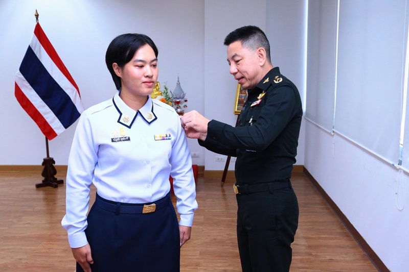 สพร.กห. จัดพิธีประดับยศ ให้แก่ข้าราชการที่ได้รับการเลื่อนยศสูงขึ้น จำนวน 2 นาย ได้แก่ น.ส.กุลนิภา เสนาวงค์ ตำแหน่งเสมียนแผนกเทคโนโลยีสารสนเทศ กสพร.สพร.กห. เป็น จ.ต.หญิง และ น.ส.ขวัญนรี สุทธิวาที เสมียนแผนกประเมินผลการพัฒนาระบบราชการ กนผ.สพร.กห. เป็น จ.ต.หญิง