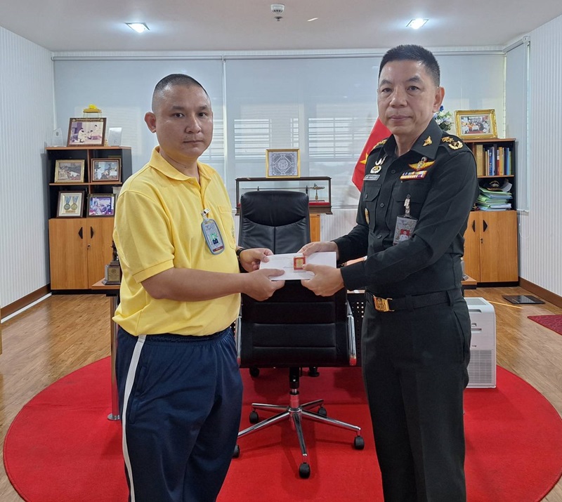 พล.ท.ชูเลิศ จิระรัตนเมธากร ผอ.สพร.กห. ได้กรุณามอบของขวัญและอวยพร เนื่องในโอกาสวันคล้ายวันเกิดของกำลังพล สพร.กห. ที่มีวันคล้ายวันเกิดในห้วง เดือน เม.ย.