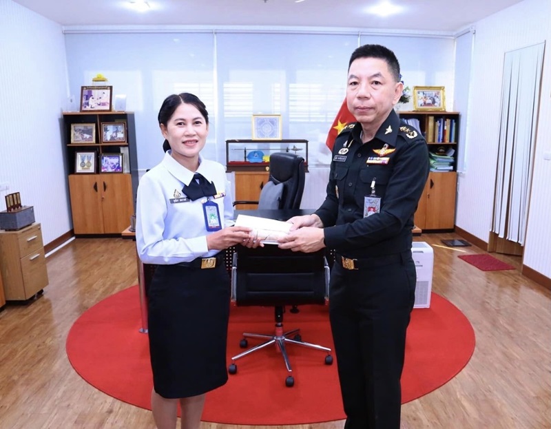 พล.ท.ชูเลิศ จิระรัตนเมธากร ผอ.สพร.กห. ได้กรุณามอบของขวัญและอวยพร เนื่องในโอกาสวันคล้ายวันเกิดของกำลังพล สพร.กห. ที่มีวันคล้ายวันเกิดในห้วง เดือน เม.ย.
