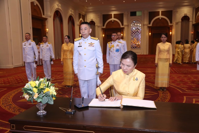 พล.ท.ชูเลิศ จิระรัตนเมธากร ผอ.สพร.กห. และภริยา ร่วมพิธีลงนามถวายพระพรชัยมงคลพระบาทสมเด็จพระเจ้าอยู่หัว เนื่องในโอกาสวันฉัตรมงคล (4 พ.ค.67)
