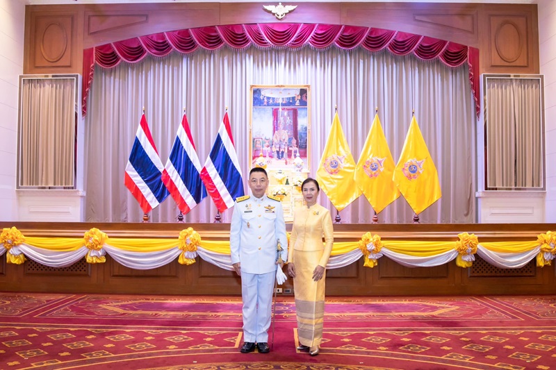 พล.ท.ชูเลิศ จิระรัตนเมธากร ผอ.สพร.กห. และภริยา ร่วมพิธีลงนามถวายพระพรชัยมงคลพระบาทสมเด็จพระเจ้าอยู่หัว เนื่องในโอกาสวันฉัตรมงคล (4 พ.ค.67)