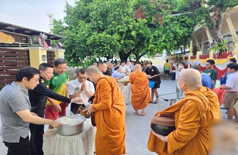 พล.ท.ชูเลิศ จิระรัตนเมธากร นำคณะข้าราชการกำลังพล สพร.กห. ร่วมทำบุญตักบาตรแด่พระสงฆ์ ณ วัดเทพศิรินทราวาสวรวิหาร