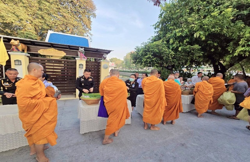 พล.ท.ชูเลิศ จิระรัตนเมธากร นำคณะข้าราชการกำลังพล สพร.กห. ร่วมทำบุญตักบาตรแด่พระสงฆ์ ณ วัดเทพศิรินทราวาสวรวิหาร