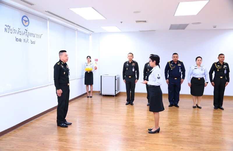 สพร.กห. จัดพิธีประดับยศ ให้แก่ข้าราชการที่ได้รับการเลื่อนยศสูงขึ้น ได้แก่ จ.ท.หญิง พัชรี คงแก้ว ตำแหน่ง เสมียนแผนกส่งเสริมการพัฒนาระบบราชการ กสพร.สพร.กห. เป็น จ.อ.หญิง