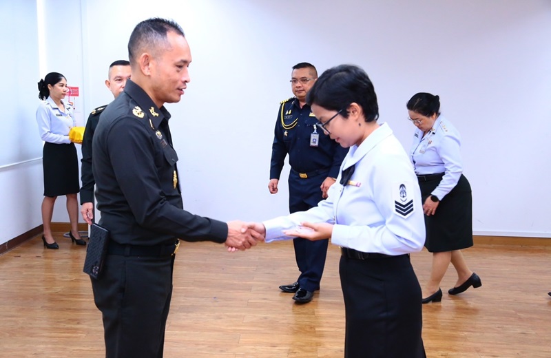 สพร.กห. จัดพิธีประดับยศ ให้แก่ข้าราชการที่ได้รับการเลื่อนยศสูงขึ้น ได้แก่ จ.ท.หญิง พัชรี คงแก้ว ตำแหน่ง เสมียนแผนกส่งเสริมการพัฒนาระบบราชการ กสพร.สพร.กห. เป็น จ.อ.หญิง