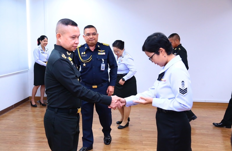 สพร.กห. จัดพิธีประดับยศ ให้แก่ข้าราชการที่ได้รับการเลื่อนยศสูงขึ้น ได้แก่ จ.ท.หญิง พัชรี คงแก้ว ตำแหน่ง เสมียนแผนกส่งเสริมการพัฒนาระบบราชการ กสพร.สพร.กห. เป็น จ.อ.หญิง