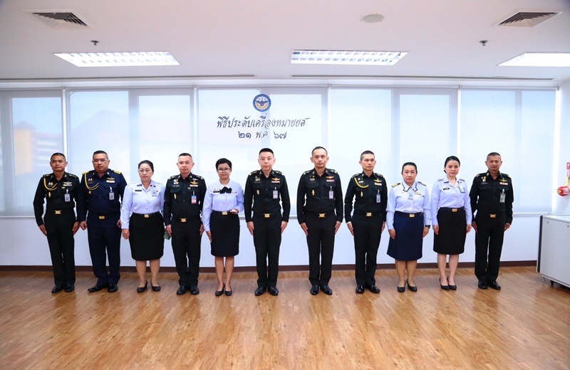 สพร.กห. จัดพิธีประดับยศ ให้แก่ข้าราชการที่ได้รับการเลื่อนยศสูงขึ้น ได้แก่ จ.ท.หญิง พัชรี คงแก้ว ตำแหน่ง เสมียนแผนกส่งเสริมการพัฒนาระบบราชการ กสพร.สพร.กห. เป็น จ.อ.หญิง