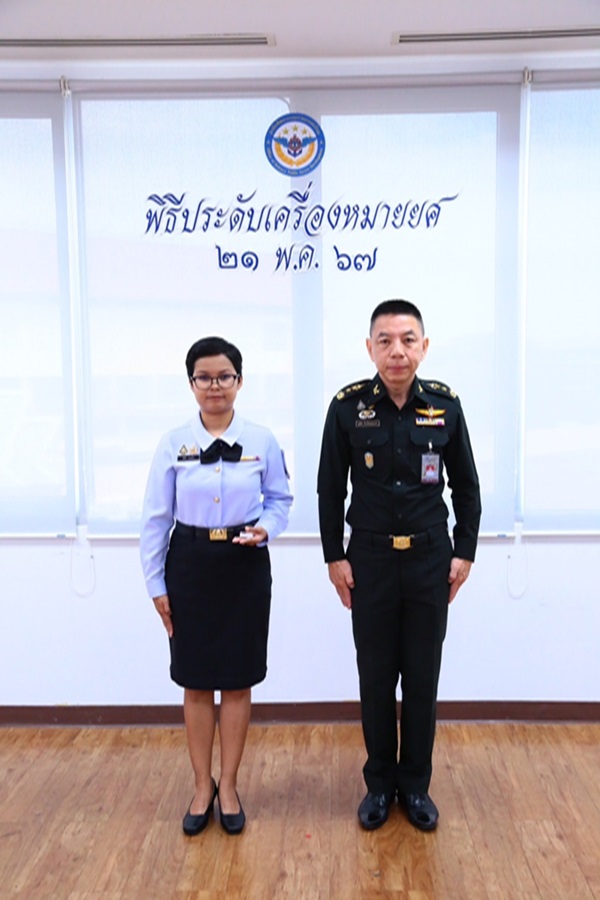 สพร.กห. จัดพิธีประดับยศ ให้แก่ข้าราชการที่ได้รับการเลื่อนยศสูงขึ้น ได้แก่ จ.ท.หญิง พัชรี คงแก้ว ตำแหน่ง เสมียนแผนกส่งเสริมการพัฒนาระบบราชการ กสพร.สพร.กห. เป็น จ.อ.หญิง