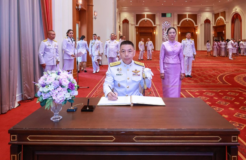 พล.ท.ชูเลิศ จิระรัตนเมธากร ผอ.สพร.กห. และภริยา พร้อมด้วยข้าราชการ สพร.กห. ร่วมกิจกรรมเฉลิมพระเกียรติ เนื่องในโอกาสวันเฉลิมพระชนมพรรษาสมเด็จพระนางเจ้าสุทิดา พัชรสุธาพิมลลักษณ พระบรมราชินี 46 พรรษา (3 มิ.ย.67)