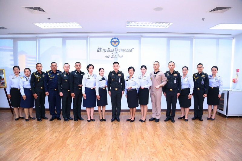 สพร.กห. จัดพิธีประดับยศ ให้แก่ข้าราชการที่ได้รับการเลื่อนยศสูงขึ้น จำนวน 6 นาย โดยมี พล.ท.ชูเลิศ จิระรัตนเมธากร ผอ.สพร.กห. ได้กรุณาประดับเครื่องหมายยศ พร้อมทั้งให้โอวาท เพื่อเป็นสิริมงคล