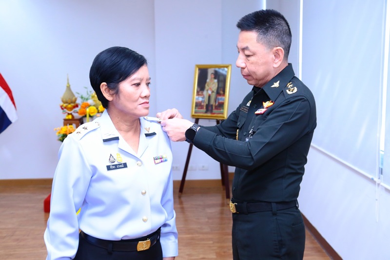 สพร.กห. จัดพิธีประดับยศ ให้แก่ข้าราชการที่ได้รับการเลื่อนยศสูงขึ้น จำนวน 6 นาย โดยมี พล.ท.ชูเลิศ จิระรัตนเมธากร ผอ.สพร.กห. ได้กรุณาประดับเครื่องหมายยศ พร้อมทั้งให้โอวาท เพื่อเป็นสิริมงคล