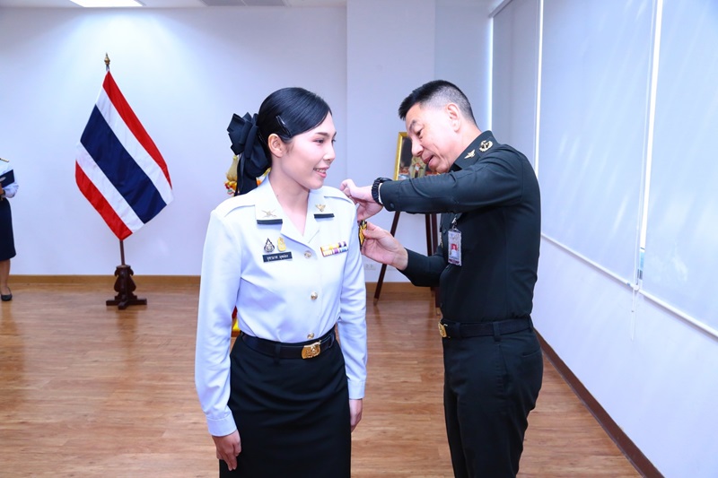 สพร.กห. จัดพิธีประดับยศ ให้แก่ข้าราชการที่ได้รับการเลื่อนยศสูงขึ้น จำนวน 6 นาย โดยมี พล.ท.ชูเลิศ จิระรัตนเมธากร ผอ.สพร.กห. ได้กรุณาประดับเครื่องหมายยศ พร้อมทั้งให้โอวาท เพื่อเป็นสิริมงคล