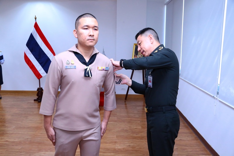 สพร.กห. จัดพิธีประดับยศ ให้แก่ข้าราชการที่ได้รับการเลื่อนยศสูงขึ้น จำนวน 6 นาย โดยมี พล.ท.ชูเลิศ จิระรัตนเมธากร ผอ.สพร.กห. ได้กรุณาประดับเครื่องหมายยศ พร้อมทั้งให้โอวาท เพื่อเป็นสิริมงคล