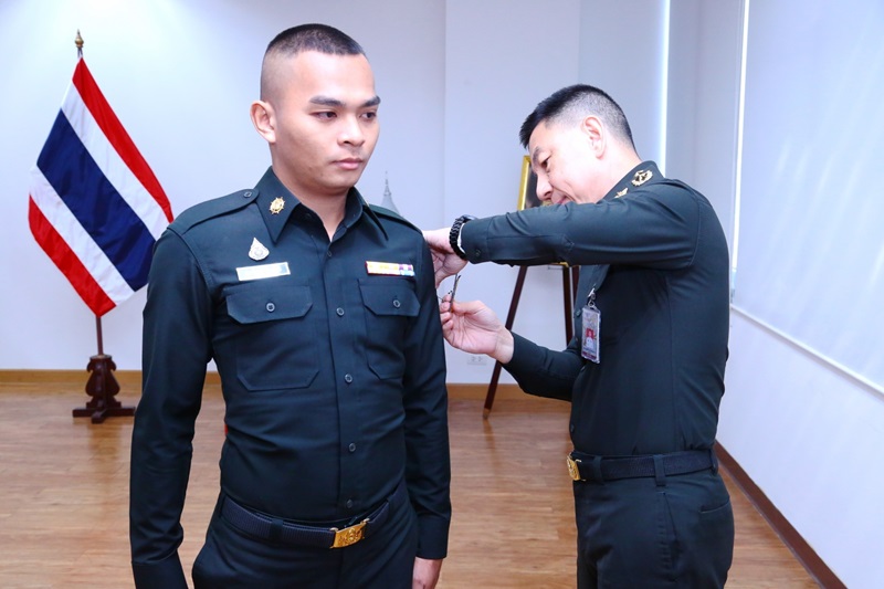 สพร.กห. จัดพิธีประดับยศ ให้แก่ข้าราชการที่ได้รับการเลื่อนยศสูงขึ้น จำนวน 6 นาย โดยมี พล.ท.ชูเลิศ จิระรัตนเมธากร ผอ.สพร.กห. ได้กรุณาประดับเครื่องหมายยศ พร้อมทั้งให้โอวาท เพื่อเป็นสิริมงคล