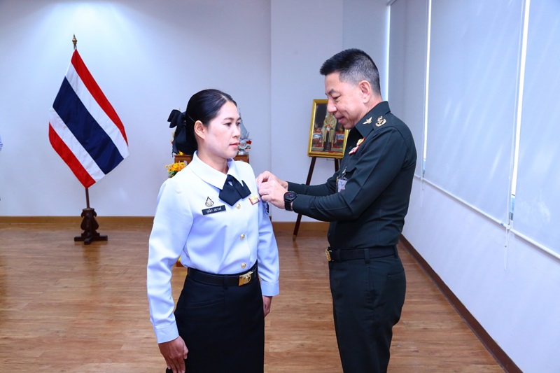 สพร.กห. จัดพิธีประดับยศ ให้แก่ข้าราชการที่ได้รับการเลื่อนยศสูงขึ้น จำนวน 6 นาย โดยมี พล.ท.ชูเลิศ จิระรัตนเมธากร ผอ.สพร.กห. ได้กรุณาประดับเครื่องหมายยศ พร้อมทั้งให้โอวาท เพื่อเป็นสิริมงคล