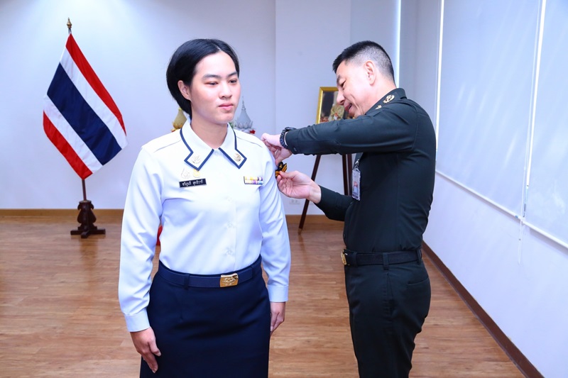 สพร.กห. จัดพิธีประดับยศ ให้แก่ข้าราชการที่ได้รับการเลื่อนยศสูงขึ้น จำนวน 6 นาย โดยมี พล.ท.ชูเลิศ จิระรัตนเมธากร ผอ.สพร.กห. ได้กรุณาประดับเครื่องหมายยศ พร้อมทั้งให้โอวาท เพื่อเป็นสิริมงคล