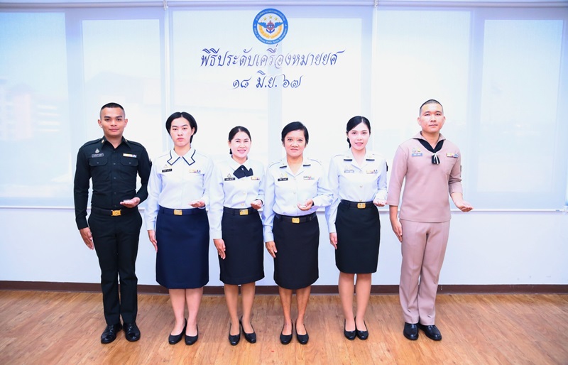 สพร.กห. จัดพิธีประดับยศ ให้แก่ข้าราชการที่ได้รับการเลื่อนยศสูงขึ้น จำนวน 6 นาย โดยมี พล.ท.ชูเลิศ จิระรัตนเมธากร ผอ.สพร.กห. ได้กรุณาประดับเครื่องหมายยศ พร้อมทั้งให้โอวาท เพื่อเป็นสิริมงคล