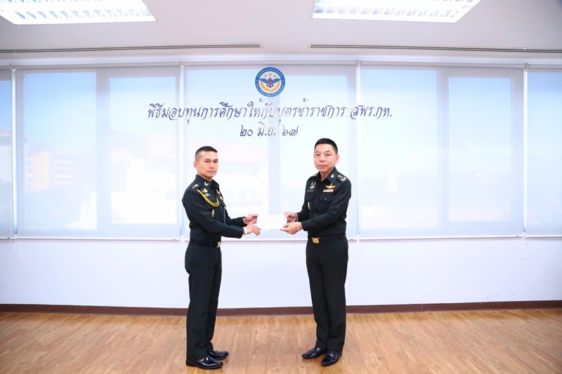 พล.ท.ชูเลิศ จิระรัตนเมธากร ผอ.สพร.กห. ได้กรุณามอบทุนการศึกษาบุตร ให้กับข้าราชการ สพร.กห. จำนวน 13 นาย ตั้งแต่ระดับอนุบาล จนถึงระดับอุดมศึกษาหรือเทียบเท่า ตามหลักเกณฑ์การมอบทุนการศึกษาของ สพร.กห