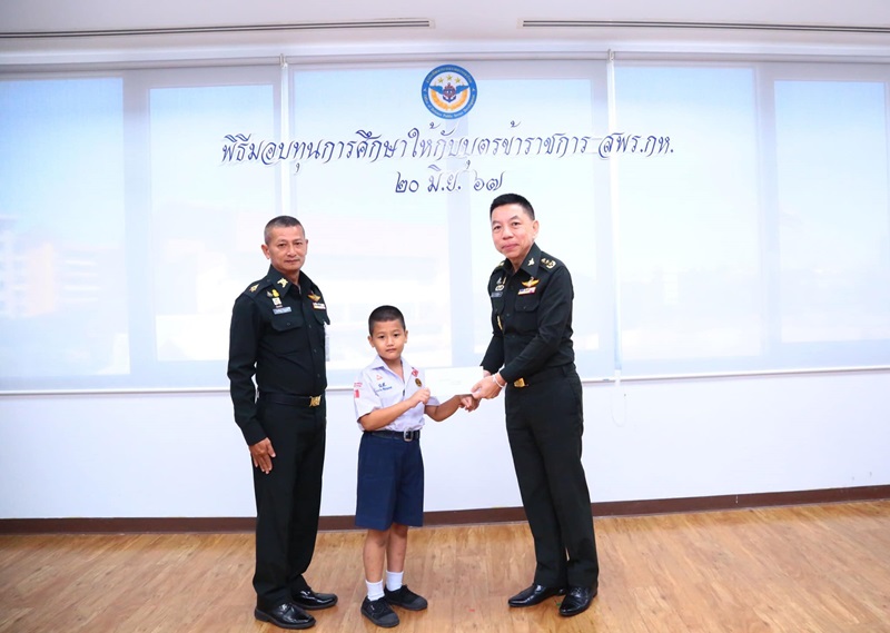 พล.ท.ชูเลิศ จิระรัตนเมธากร ผอ.สพร.กห. ได้กรุณามอบทุนการศึกษาบุตร ให้กับข้าราชการ สพร.กห. จำนวน 13 นาย ตั้งแต่ระดับอนุบาล จนถึงระดับอุดมศึกษาหรือเทียบเท่า ตามหลักเกณฑ์การมอบทุนการศึกษาของ สพร.กห
