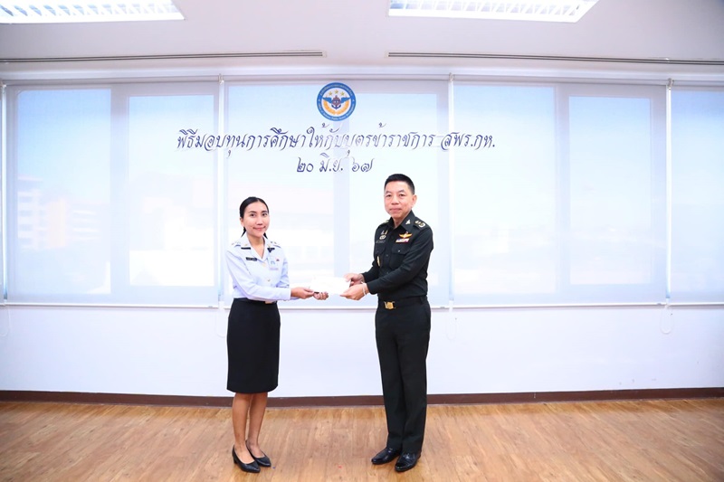 พล.ท.ชูเลิศ จิระรัตนเมธากร ผอ.สพร.กห. ได้กรุณามอบทุนการศึกษาบุตร ให้กับข้าราชการ สพร.กห. จำนวน 13 นาย ตั้งแต่ระดับอนุบาล จนถึงระดับอุดมศึกษาหรือเทียบเท่า ตามหลักเกณฑ์การมอบทุนการศึกษาของ สพร.กห