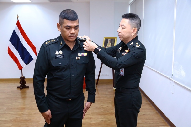 ผอ.สพร.กห. ได้กรุณาประดับเครื่องหมายยศให้กับ ข้าราชการที่ได้รับการเลื่อนยศสูงขึ้น จำนวน 2 นาย