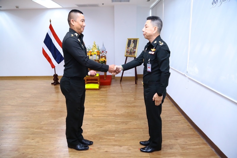 ผอ.สพร.กห. ได้กรุณาประดับเครื่องหมายยศให้กับ ข้าราชการที่ได้รับการเลื่อนยศสูงขึ้น จำนวน 2 นาย