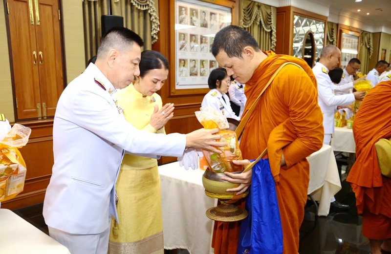 พล.ท.ชูเลิศ จิระรัตนเมธากร ผอ.สพร.กห. พร้อมด้วยข้าราชการ สพร.กห. เข้าร่วมพิธีทำบุญตักบาตรพระภิกษุสงฆ์และสามเณร เพื่อเฉลิมพระเกียรติพระบาทสมเด็จพระเจ้าอยู่หัว เนื่องในโอกาสมหามงคลเฉลิมพระชนมพรรษา 6 รอบ (28 ก.ค.66) ณ บริเวณห้องโถง หน้าห้องยุทธนาธิการในศาลาว่าการกลาโหม