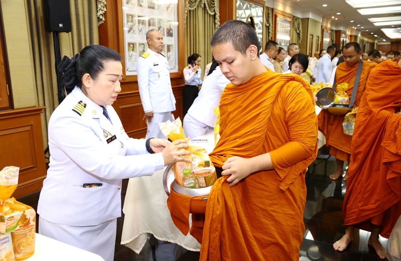 พล.ท.ชูเลิศ จิระรัตนเมธากร ผอ.สพร.กห. พร้อมด้วยข้าราชการ สพร.กห. เข้าร่วมพิธีทำบุญตักบาตรพระภิกษุสงฆ์และสามเณร เพื่อเฉลิมพระเกียรติพระบาทสมเด็จพระเจ้าอยู่หัว เนื่องในโอกาสมหามงคลเฉลิมพระชนมพรรษา 6 รอบ (28 ก.ค.66) ณ บริเวณห้องโถง หน้าห้องยุทธนาธิการในศาลาว่าการกลาโหม