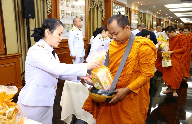 พล.ท.ชูเลิศ จิระรัตนเมธากร ผอ.สพร.กห. พร้อมด้วยข้าราชการ สพร.กห. เข้าร่วมพิธีทำบุญตักบาตรพระภิกษุสงฆ์และสามเณร เพื่อเฉลิมพระเกียรติพระบาทสมเด็จพระเจ้าอยู่หัว เนื่องในโอกาสมหามงคลเฉลิมพระชนมพรรษา 6 รอบ (28 ก.ค.66) ณ บริเวณห้องโถง หน้าห้องยุทธนาธิการในศาลาว่าการกลาโหม