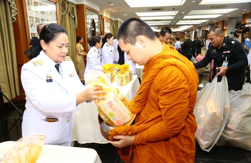 พล.ท.ชูเลิศ จิระรัตนเมธากร ผอ.สพร.กห. พร้อมด้วยข้าราชการ สพร.กห. เข้าร่วมพิธีทำบุญตักบาตรพระภิกษุสงฆ์และสามเณร เพื่อเฉลิมพระเกียรติพระบาทสมเด็จพระเจ้าอยู่หัว เนื่องในโอกาสมหามงคลเฉลิมพระชนมพรรษา 6 รอบ (28 ก.ค.66) ณ บริเวณห้องโถง หน้าห้องยุทธนาธิการในศาลาว่าการกลาโหม