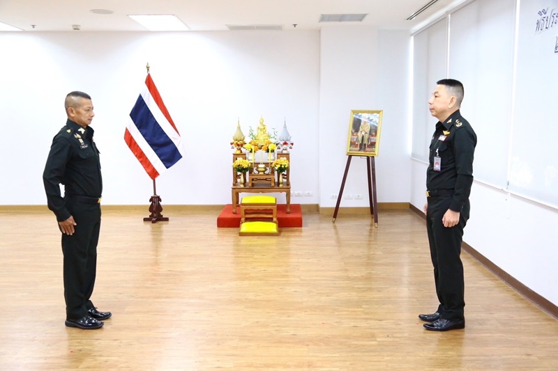 พล.ท.ชูเลิศ จิระรัตนเมธากร ผอ.สพร.กห. ได้กรุณาประดับเครื่องหมายยศให้แก่ข้าราชการที่ได้รับการเลื่อนยศสูงขึ้น