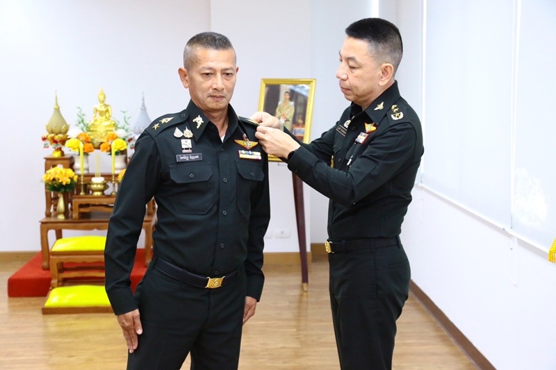 พล.ท.ชูเลิศ จิระรัตนเมธากร ผอ.สพร.กห. ได้กรุณาประดับเครื่องหมายยศให้แก่ข้าราชการที่ได้รับการเลื่อนยศสูงขึ้น