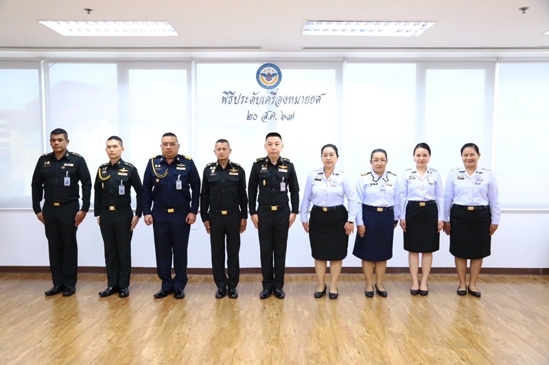 พล.ท.ชูเลิศ จิระรัตนเมธากร ผอ.สพร.กห. ได้กรุณาประดับเครื่องหมายยศให้แก่ข้าราชการที่ได้รับการเลื่อนยศสูงขึ้น