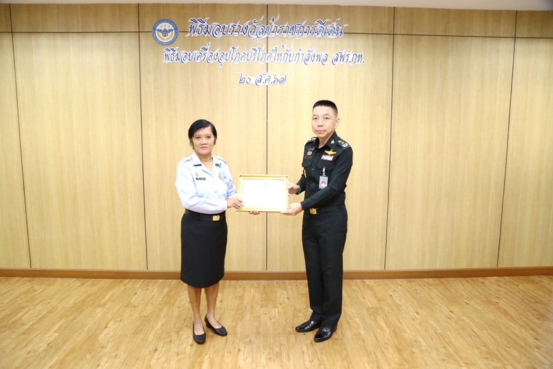 พล.ท.ชูเลิศ จิระรัตนเมธากร ผอ.สพร.กห. ได้กรุณามอบใบประกาศเกียรติคุณให้กับข้าราชการดีเด่นของ สพร.กห. ประจำปีงบประมาณ 2567