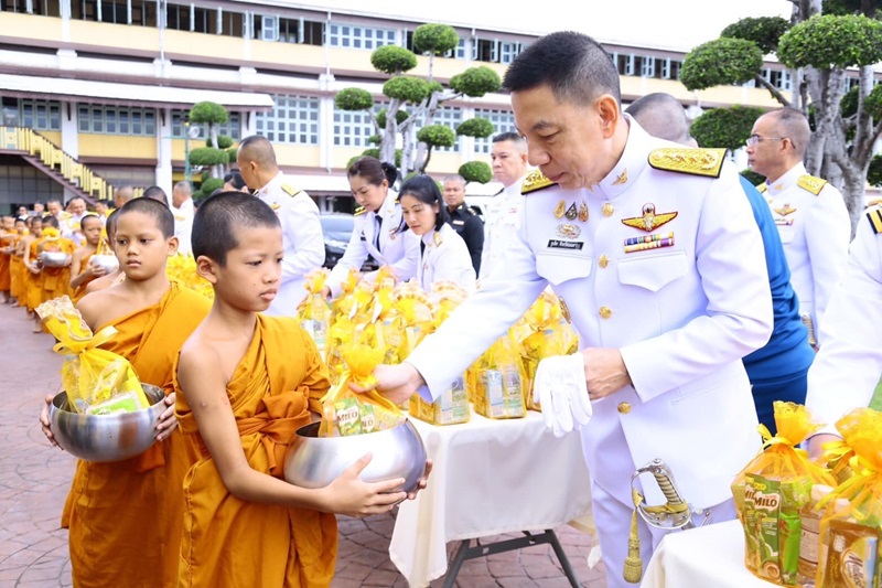 พล.ท.ชูเลิศ จิระรัตนเมธากร ผอ.สพร.กห. พร้อมด้วยข้าราชการ สพร.กห. เข้าร่วมพิธีสวดพระพุทธมนต์และพิธีทำบุญตักบาตรพระสงฆ์และสามเณร จำนวน 89 รูป