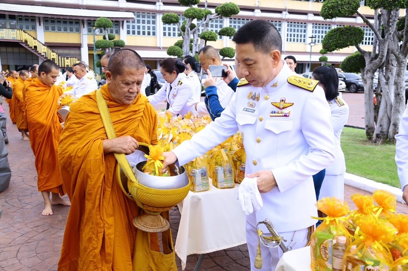 พล.ท.ชูเลิศ จิระรัตนเมธากร ผอ.สพร.กห. พร้อมด้วยข้าราชการ สพร.กห. เข้าร่วมพิธีสวดพระพุทธมนต์และพิธีทำบุญตักบาตรพระสงฆ์และสามเณร จำนวน 89 รูป