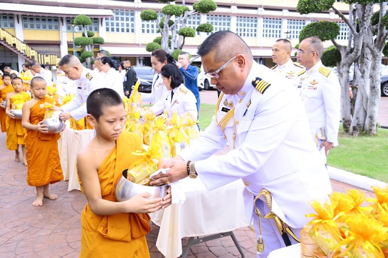 พล.ท.ชูเลิศ จิระรัตนเมธากร ผอ.สพร.กห. พร้อมด้วยข้าราชการ สพร.กห. เข้าร่วมพิธีสวดพระพุทธมนต์และพิธีทำบุญตักบาตรพระสงฆ์และสามเณร จำนวน 89 รูป