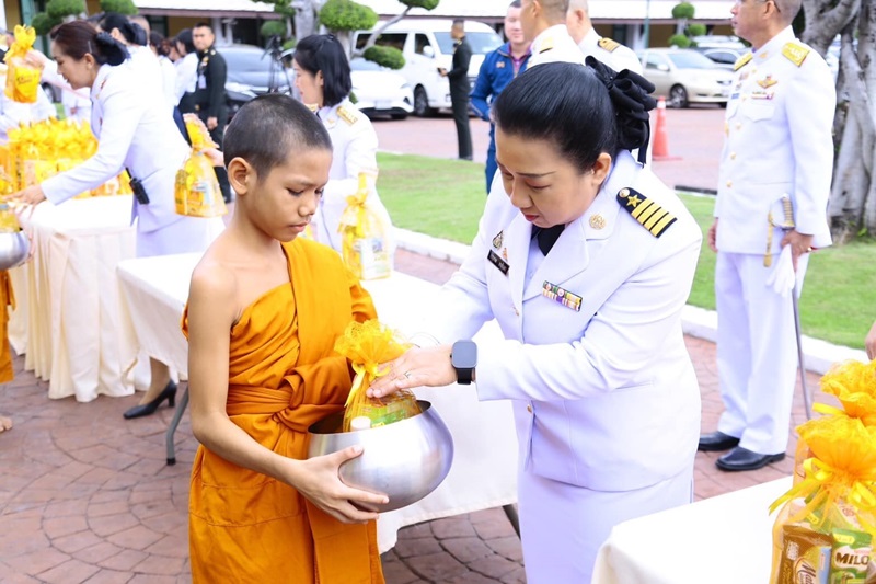 พล.ท.ชูเลิศ จิระรัตนเมธากร ผอ.สพร.กห. พร้อมด้วยข้าราชการ สพร.กห. เข้าร่วมพิธีสวดพระพุทธมนต์และพิธีทำบุญตักบาตรพระสงฆ์และสามเณร จำนวน 89 รูป