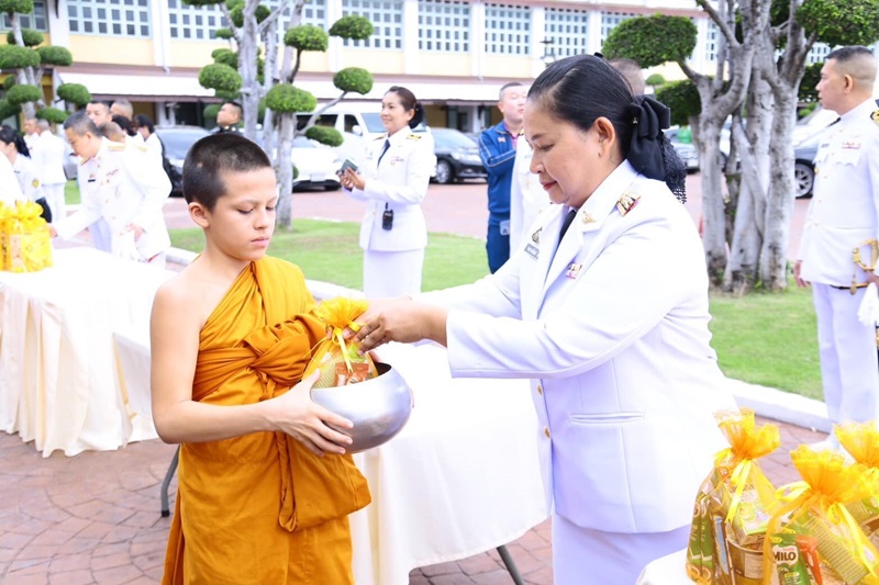 พล.ท.ชูเลิศ จิระรัตนเมธากร ผอ.สพร.กห. พร้อมด้วยข้าราชการ สพร.กห. เข้าร่วมพิธีสวดพระพุทธมนต์และพิธีทำบุญตักบาตรพระสงฆ์และสามเณร จำนวน 89 รูป