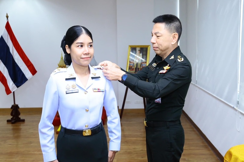 พล.ท.ชูเลิศ จิระรัตนเมธากร ผอ.สพร.กห. ได้กรุณาประดับเครื่องหมายยศให้แก่ข้าราชการที่ได้รับการเลื่อนยศสูงขึ้น