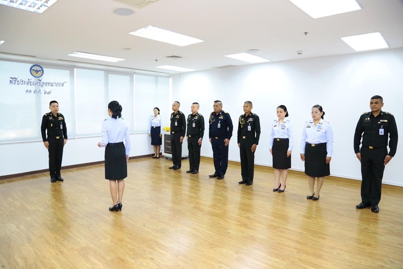 พล.ท.ชูเลิศ จิระรัตนเมธากร ผอ.สพร.กห. ได้กรุณาประดับเครื่องหมายยศให้แก่ข้าราชการที่ได้รับการเลื่อนยศสูงขึ้น