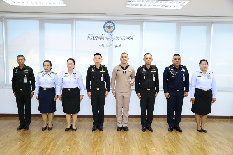 พล.ท.ชูเลิศ จิระรัตนเมธากร ผอ.สพร.กห. ได้กรุณาประดับเครื่องหมายยศให้แก่ข้าราชการที่ได้รับการเลื่อนยศสูงขึ้น