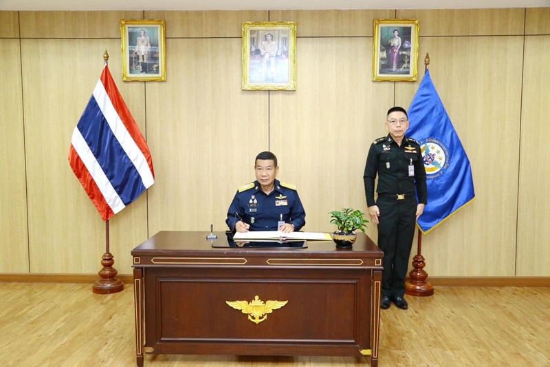 พล.อ.อ.สุรฤทธิ์ กิจจาทร รอง.ปล.กห. เข้าตรวจเยี่ยมพร้อมรับฟังการบรรยายสรุปภารกิจการจัด สพร.กห.