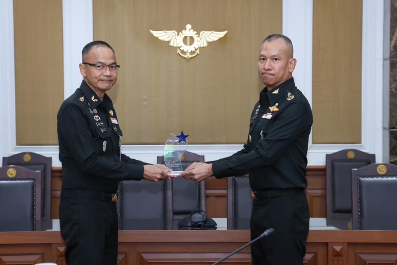 พลเอก สนิธชนก สังขจันทร์ ปลัดกระทรวงกลาโหม ได้กรุณามอบรางวัลให้แก่ นขต.สป.ที่ได้รับรางวัลในการประกวดการจัดการความรู้ดีเด่นของ สป. ประจำปีงบประมาณ พ.ศ.2567