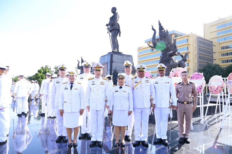 พลโท ชูเลิศ จิระรัตนเมธากร ผู้อำนวยการสำนักพัฒนาระบบราชการกลาโหม พร้อมด้วยข้าราชการสำนักพัฒนาระบบราชการกลาโหม ร่วมพิธีวางพวงมาลาถวายราชสักการะพระบรมราชานุสาวรีย์พระบาทสมเด็จพระจุลจอมเกล้าเจ้าอยู่หัว (รัชกาลที่ ๕)