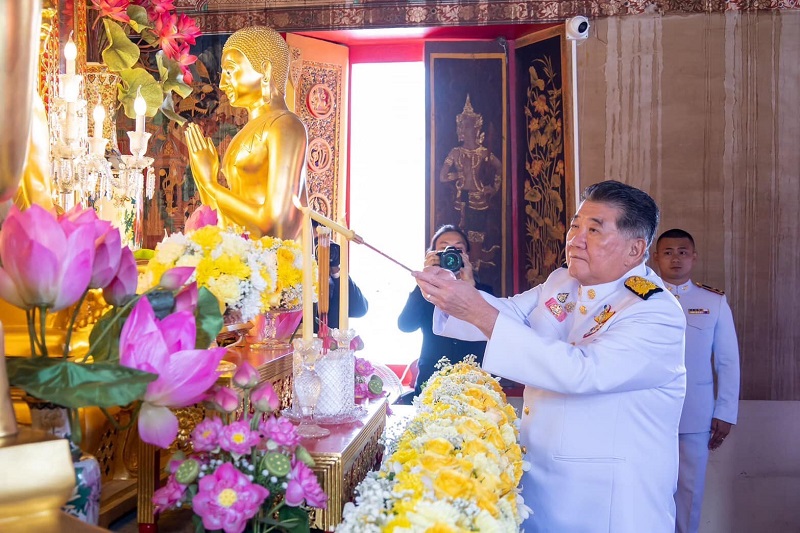 พระบาทสมเด็จพระเจ้าอยู่หัว ทรงพระกรุณาโปรดเกล้าฯ พระราชทานผ้าพระกฐิน